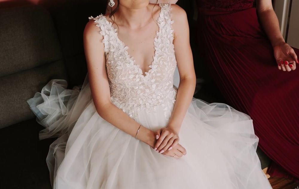 Unikatowa, rustykalna suknia ślubna z połyskującą koronką 34