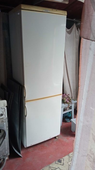 Продаю начиння холодильника та сам холодильник як шафу. Снайге.