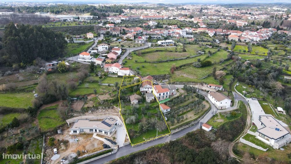 Quintinha com casa de pedra , várias construções e três artigos rústic