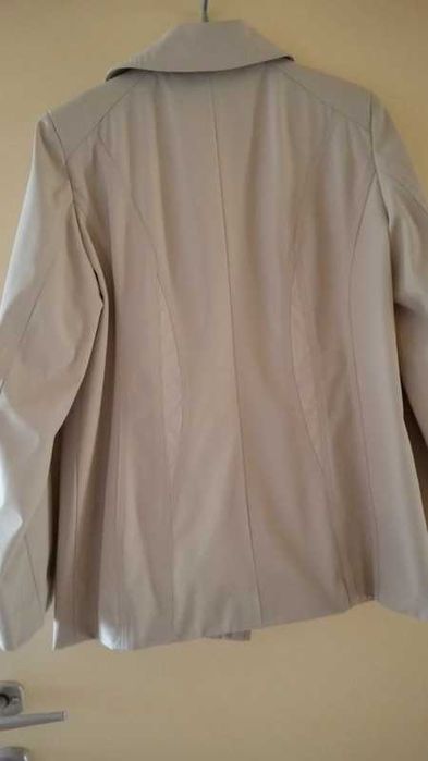 krótki jasnobezowy płaszczyk