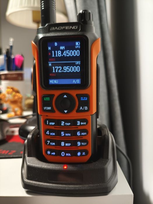 Krótkofalówka z pasem na służby