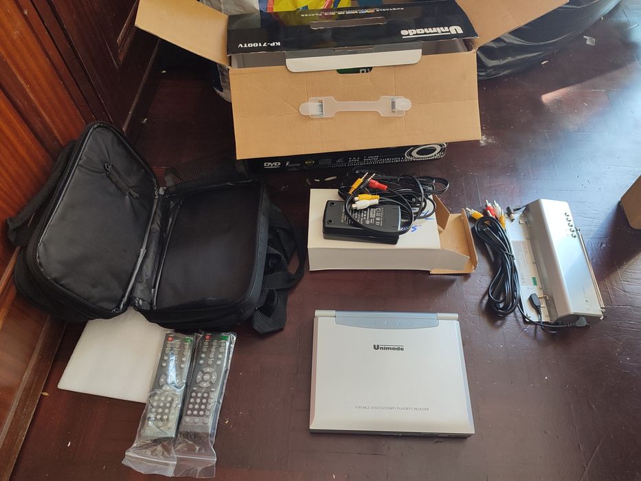 DVD portátil com televisão.