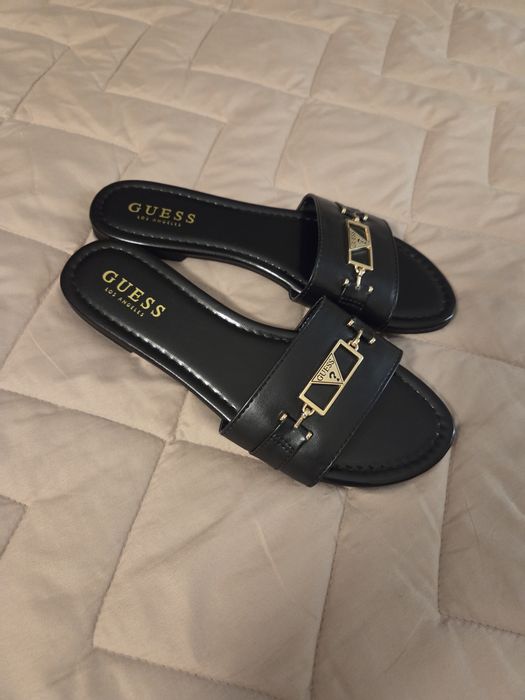 Продам шльопанці  Guess 38 розміру(маломірять)