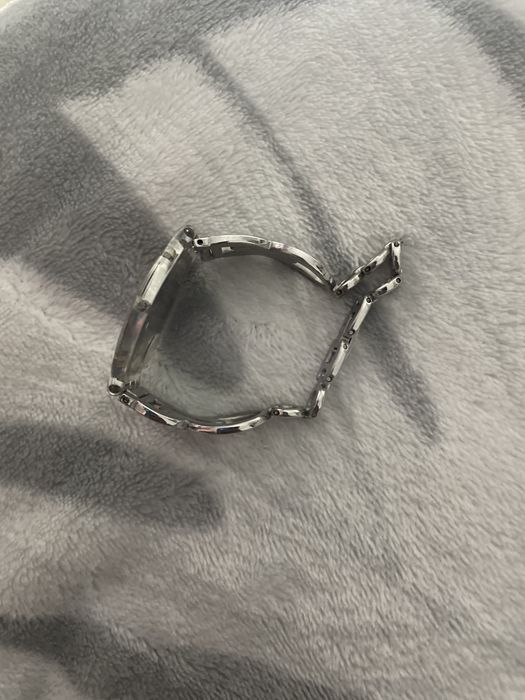 relógio swatch suíço prateado com strass, elegante estilo vintage