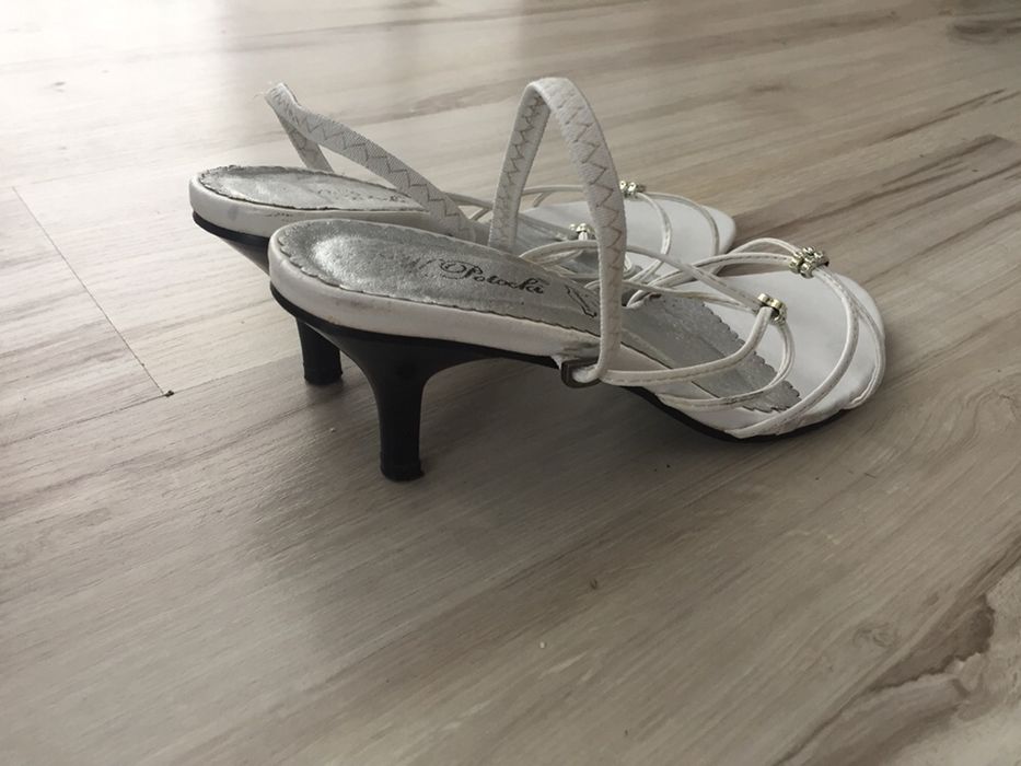 Białe sandałki na obcasie 37