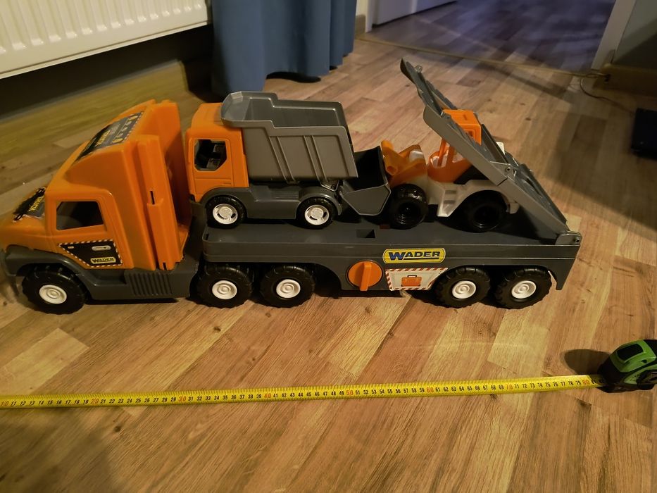 Duża laweta z pojazdami