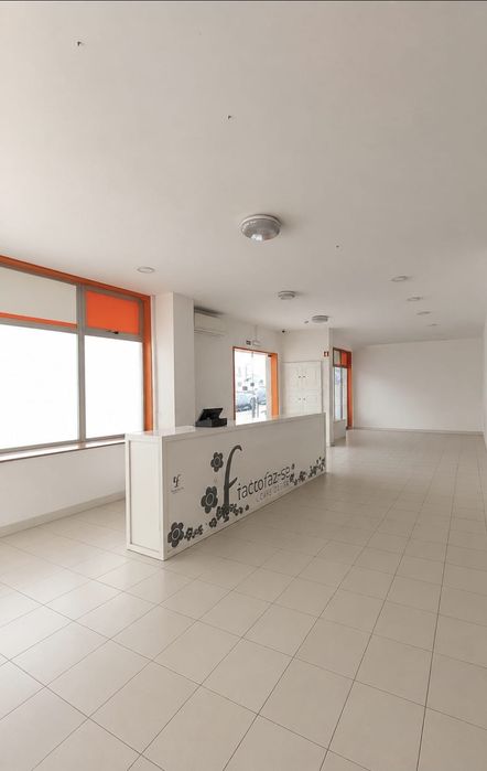 Loja com 520 m² | Alto dos Moinhos | A 300 m do Hospital Lusíadas | 3 Estacionamentos