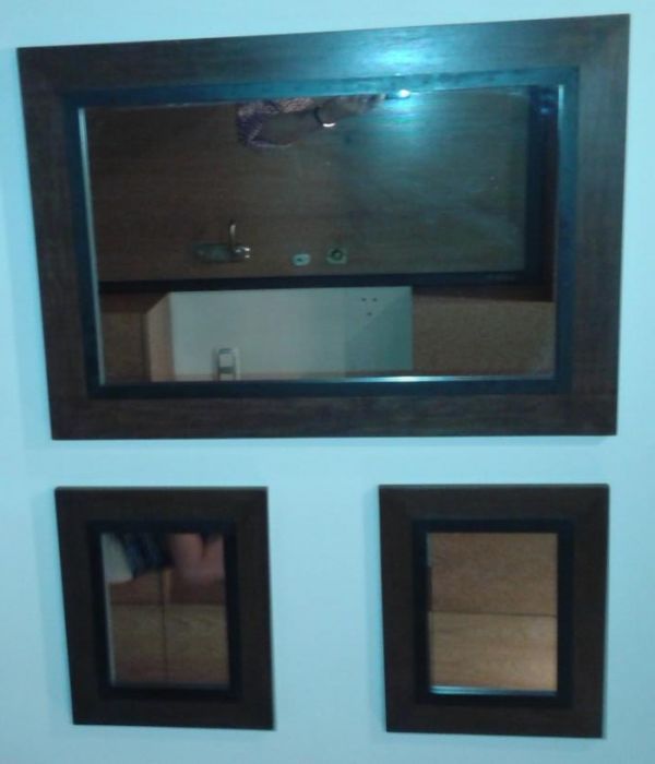 Conjunto de três espelhos de parede, com moldura em madeira maciça