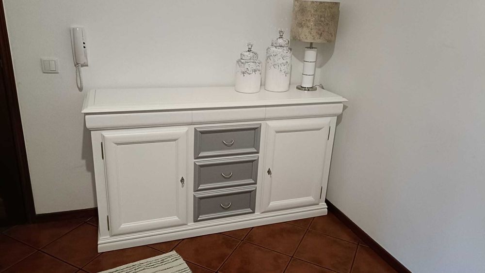 Móvel de entrada branco