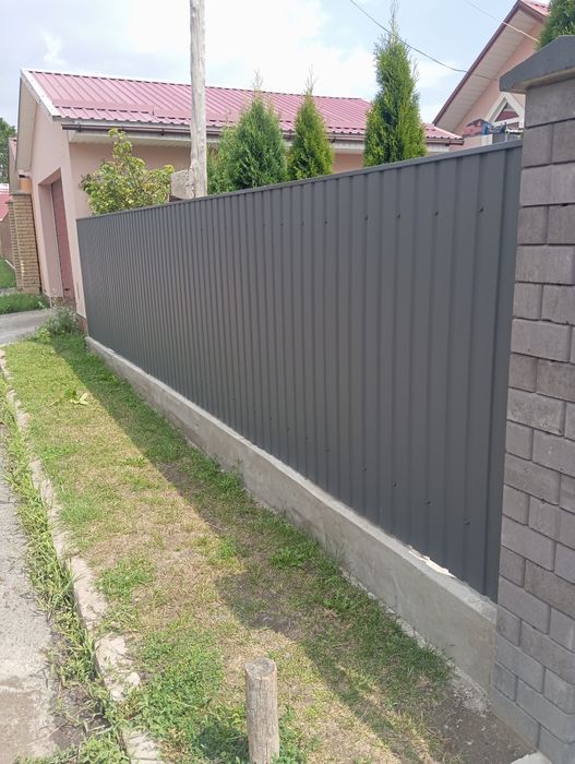 Будуємо паркани з металопрофіля різних розмірів та видів