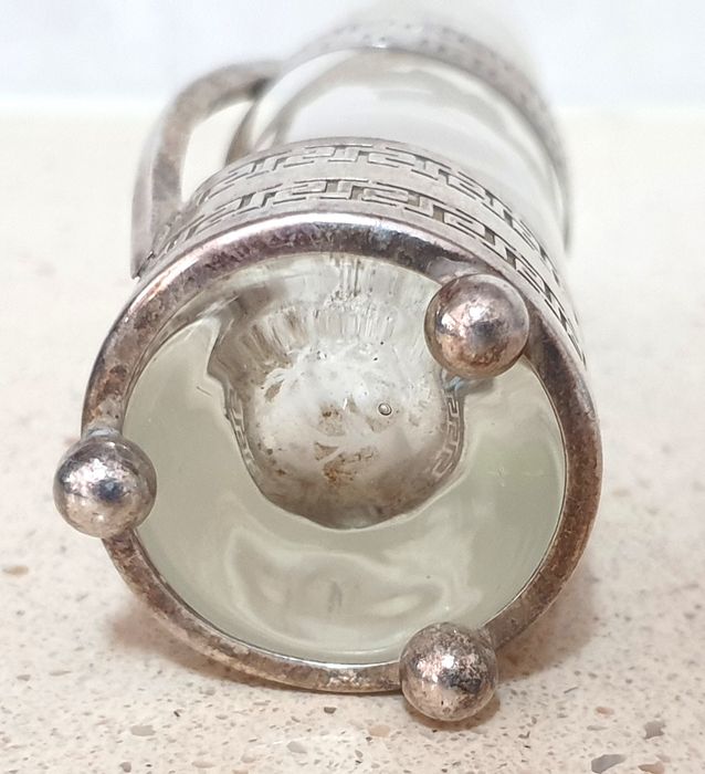Linda jarra solitária em cristal gravado com suporte em casquinha