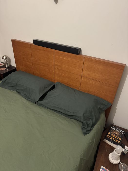 Cama de cerejeira com arrumação
