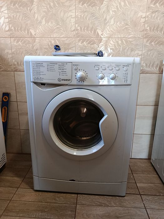 Пральна машина Indesit IWSC 61051 по запчастинах.