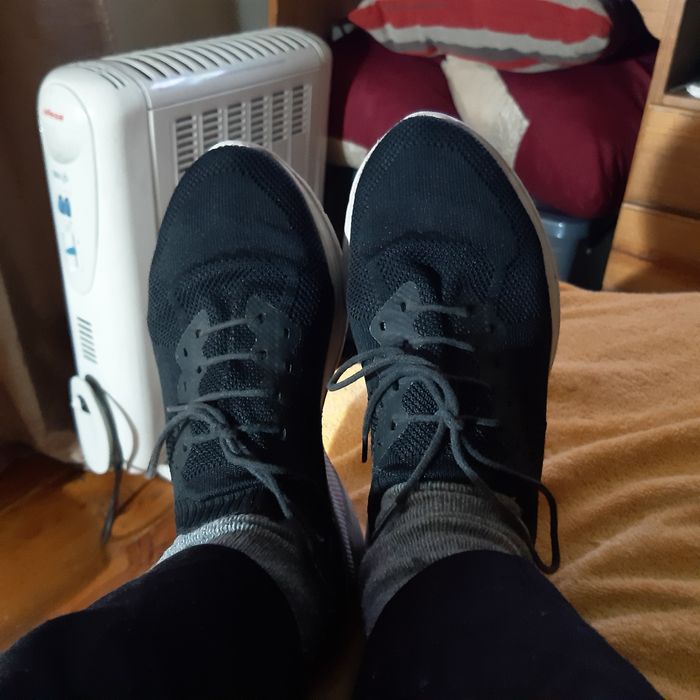 Tênis de marca, n40/41. De côr azul escuro ..