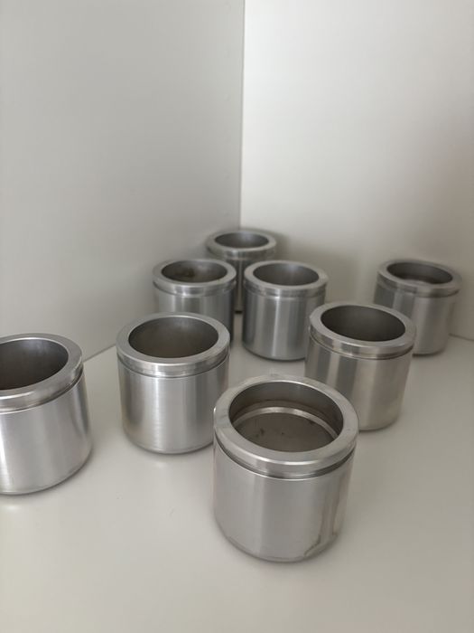 Sprzedam zestaw 8 małych świeczników wykonanych z aluminium świeczniki