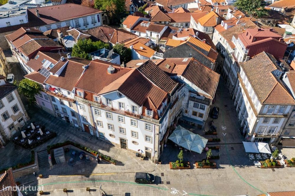 Prédio/Hotel | Praça D. Duarte | 12 quartos | 3 salões | 1 loja