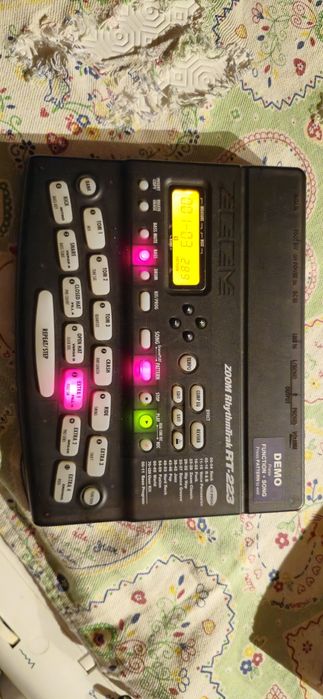 ZOOM RhythmTrak RT-223 – Caixa de Ritmos / Drum Machine