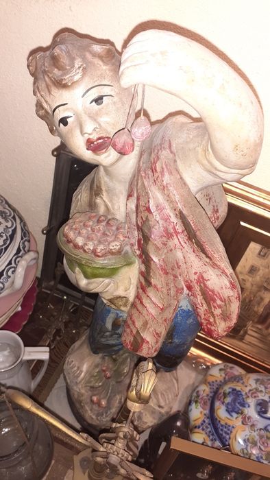 Estatueta menino cerejas faiança antiga