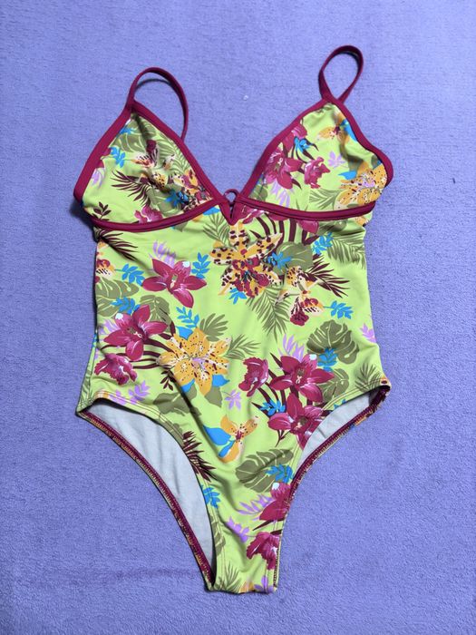 Fato de banho, vestidos  e bermuda