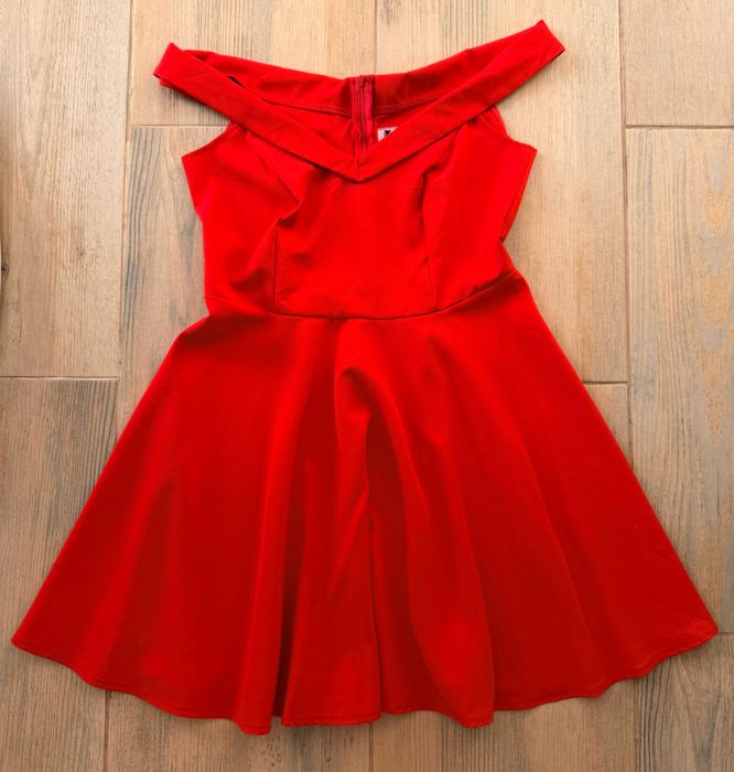 Czerwona sukienka z efektownym dekoltem Vubu