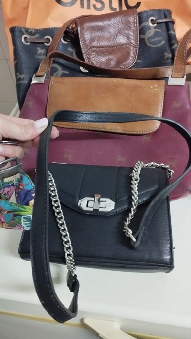 Malas pretas pequenas mão e tiracolo