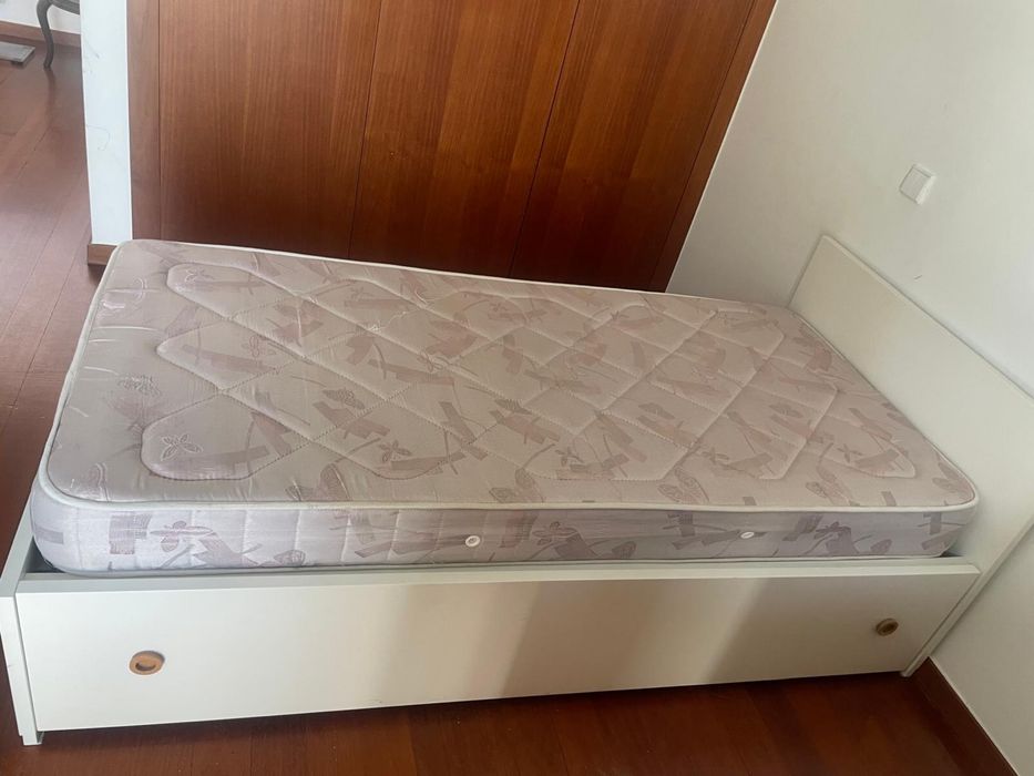 Cama de solteiro com 2 colchões