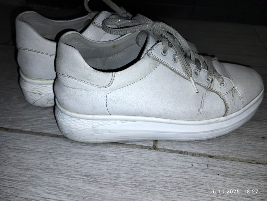 Кроссовкі жіночі