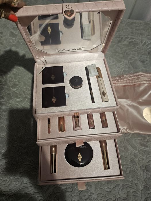 Kuferek z kosmetykami Charlotte Tilbury