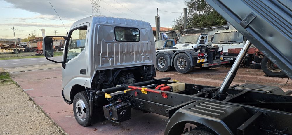 Toyota Dyna 2010, 150.000km basculante tri lateral ligeira