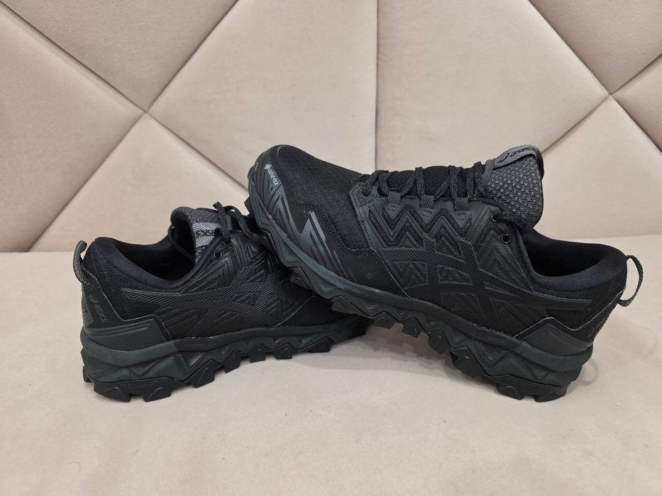 Кросівки Asics, Nike, Salomon, Lowa, Scarpa, La Sportiva, New Balance, Adidas.