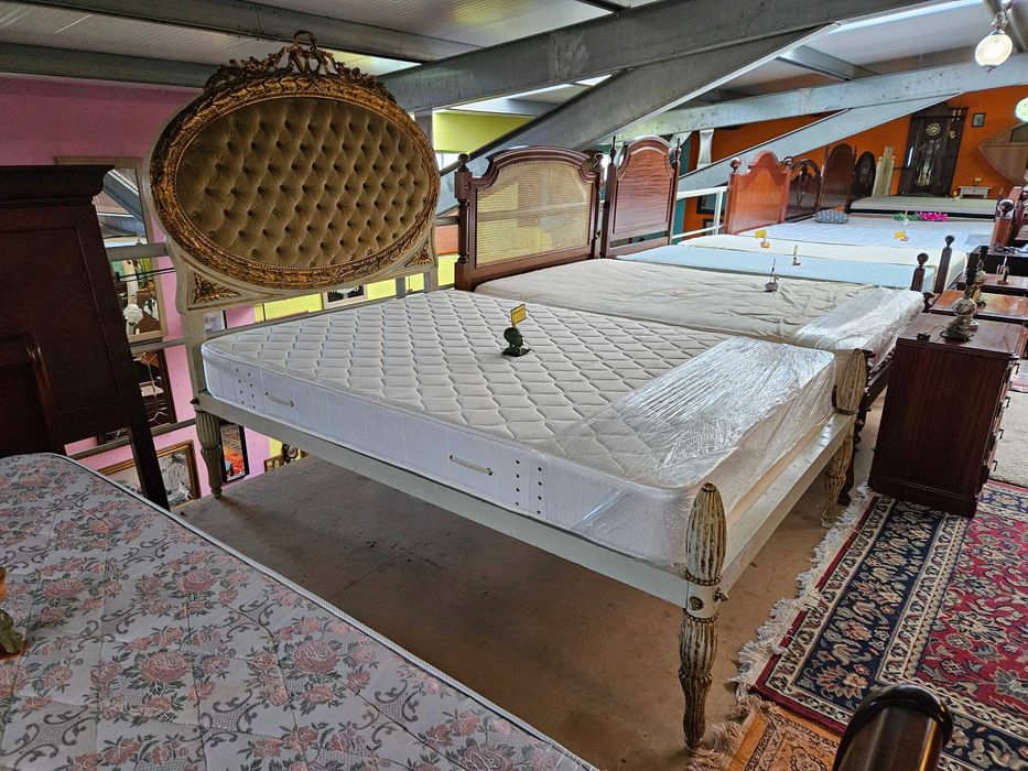 Cama antiga com bonita cabeceira, mais estrado e colchão - Algumas