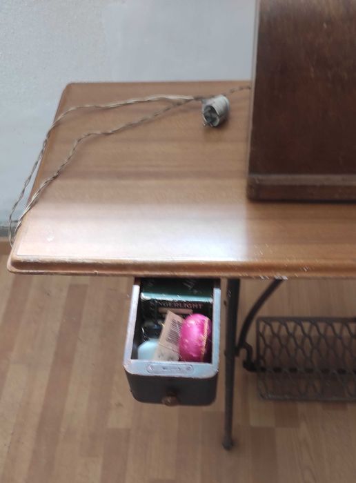 Máquina de costura Singer com lâmpada