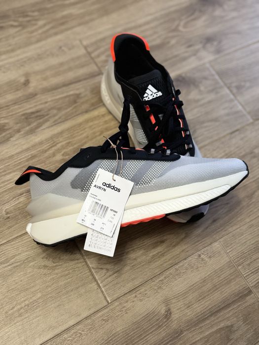 Кросівки adidas AVRYN