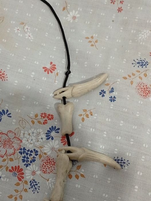Cordão com vários acessórios