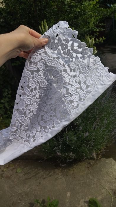 Джинсы белые с кружевом и стразами.  29 размер