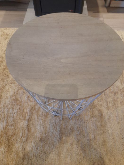 Mesa de apoio redonda  com tampo de madeira do Ikea.