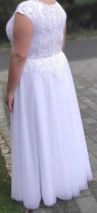 Suknia ślubna z welonem