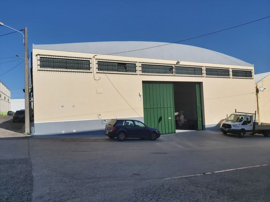 Armazém amplo  bons acessos 575m