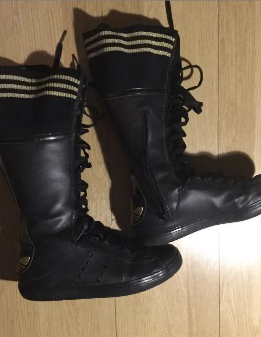 Botas Tennis Adidas, pretas e douradas, n.38