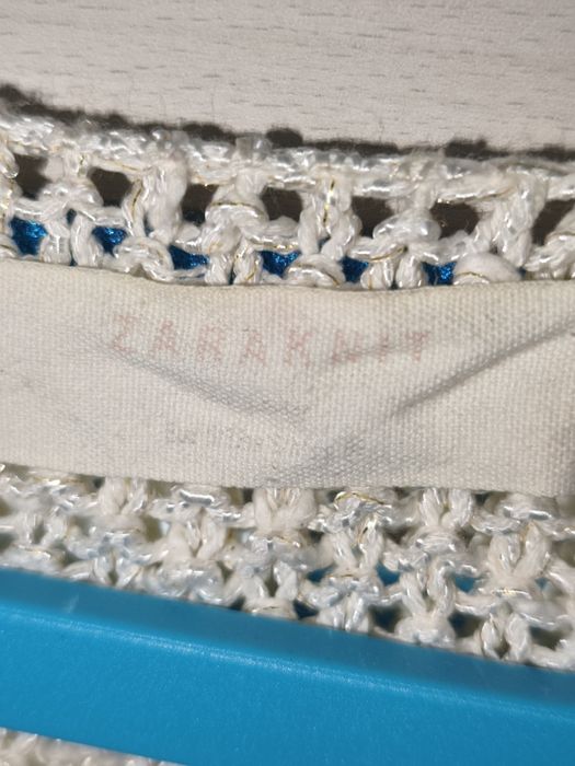 Biały sweter damski