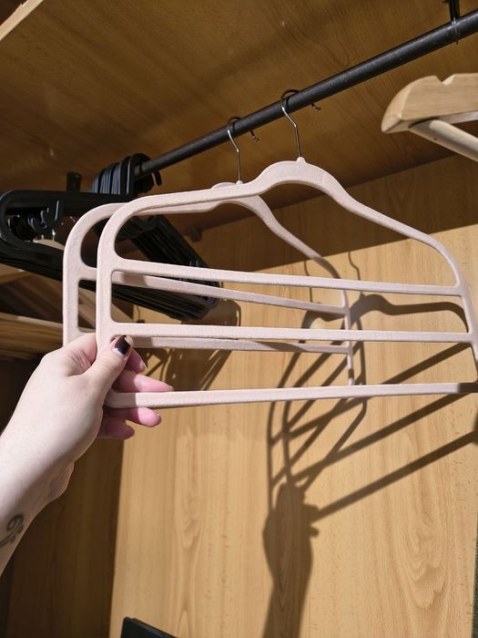 Conjuto cabide madera e plastico