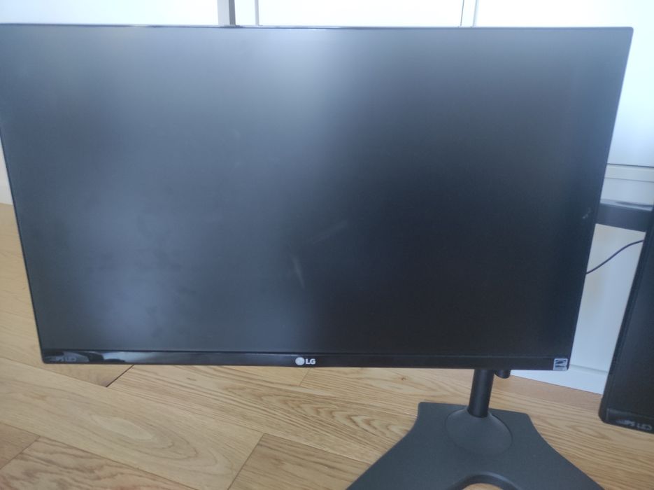 Vendo 2 Monitores LG com suporte por falta de uso