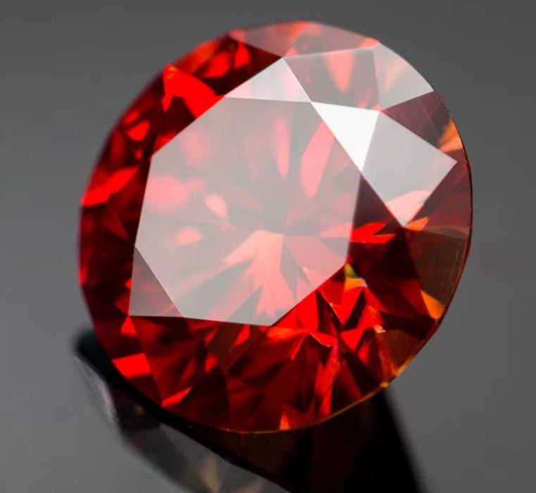 Moissanit Czerwony – Szlif Brylantowy 6,5 mm (1 ct) z certyfikatem GRA