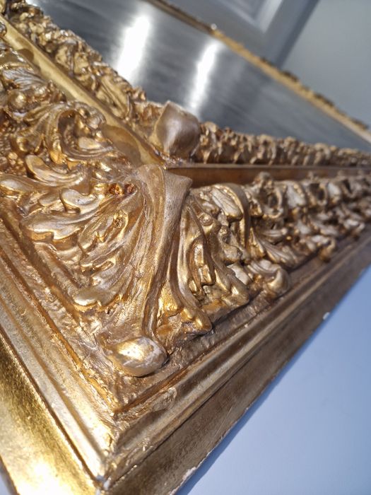 Кіоти та рами з різьбою