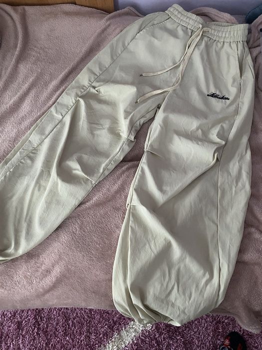 Широкі штани бежевого колору