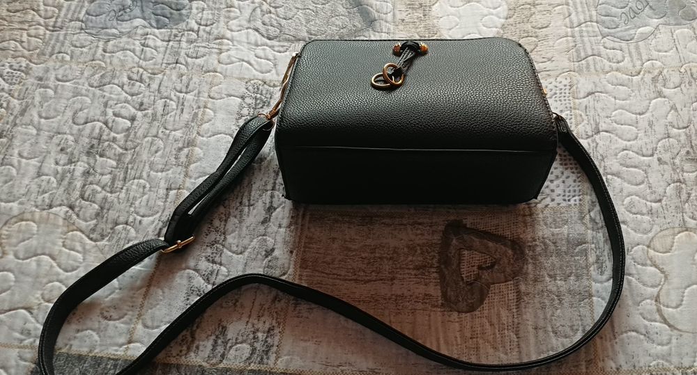 Carteira preta com dourado