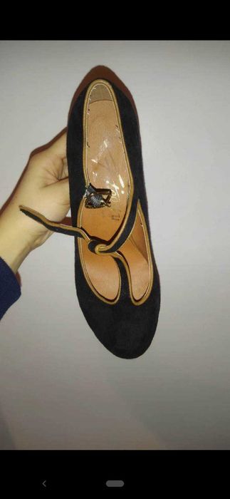 Sapatos de plataforma pretos e azuis