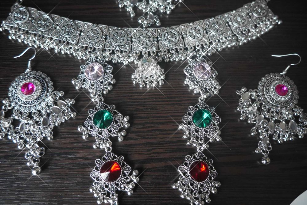 Шикарный комплект индийских украшений. Тика, сережки, колье, браслет