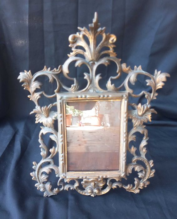 Moldura vintage de latão sólido com design de folha ornamentada