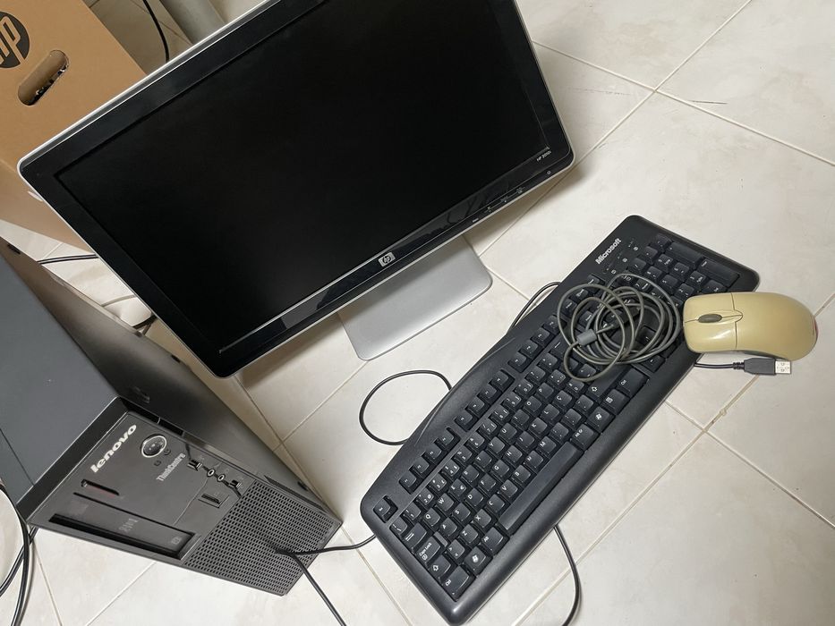 Computador Lenovo desktop + monitor + teclado e rato